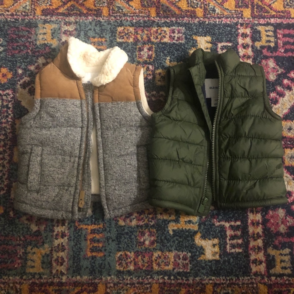 2 old navy kids vests 3-6 months-green puffer and grey/brown Sherpa-zip front